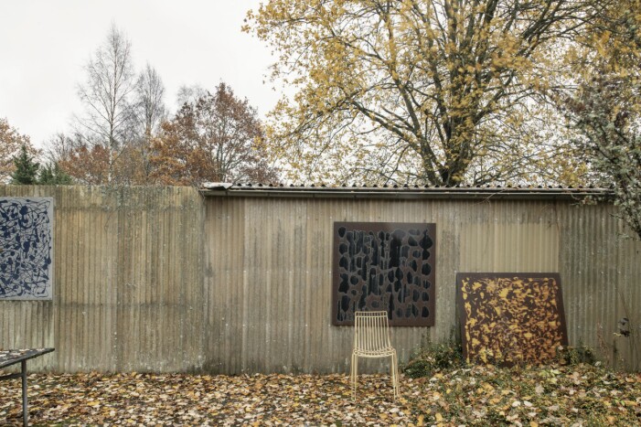 Uteplatsen är omgiven av korrugerad plast som insynsskydd. Två stolar av Chris Martin fick följa med på besök, hans genombrotts-stol Tio för Massproductions som presenterades 2009. Hemma hos Bruno Mathsson i Värnamo