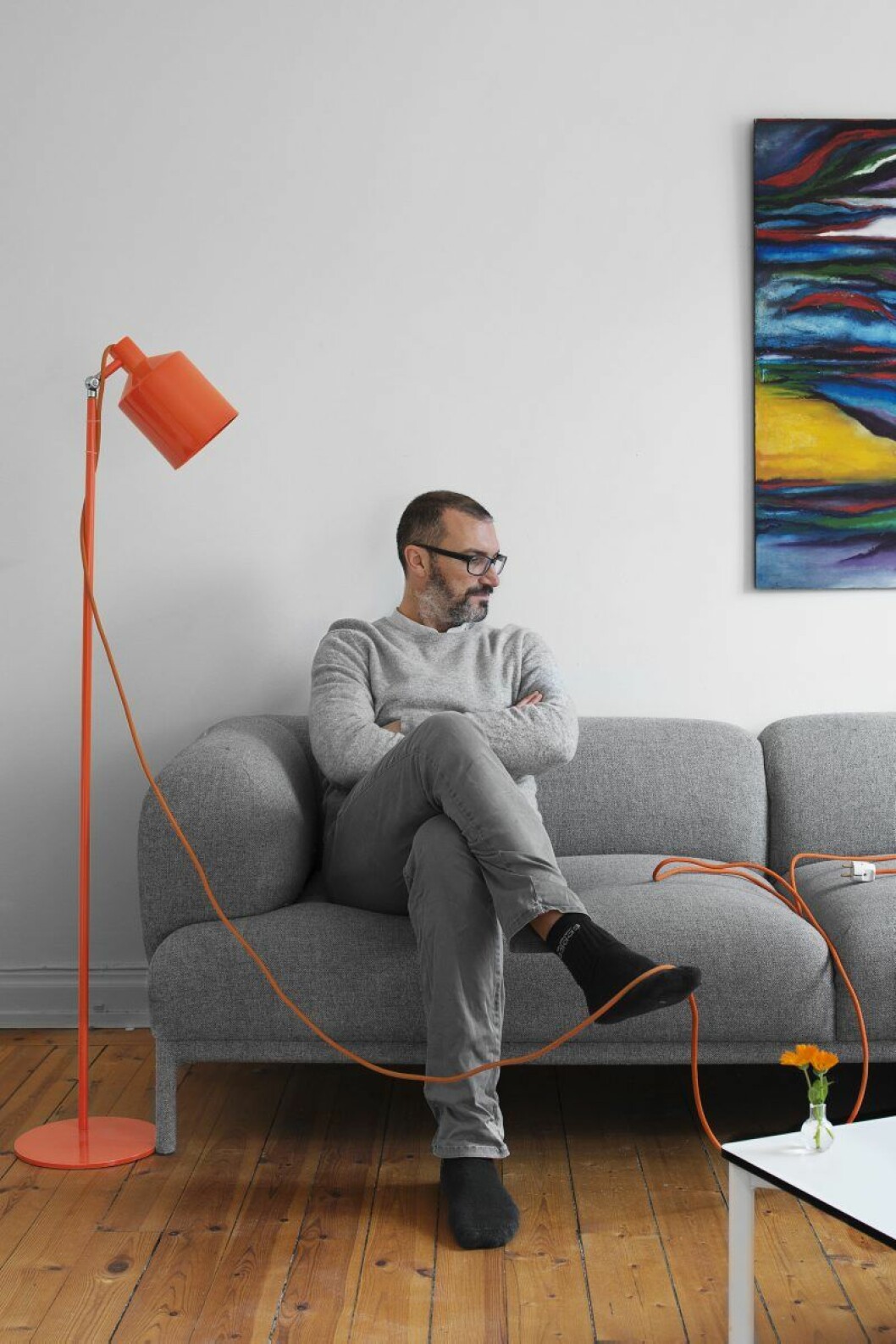 Cristiano Pigazzini i vardagsrummets soffa, Bjørn från danska Hay. Lampa Silo lamp, Note för Zero. hemma hos christiano pigazzini