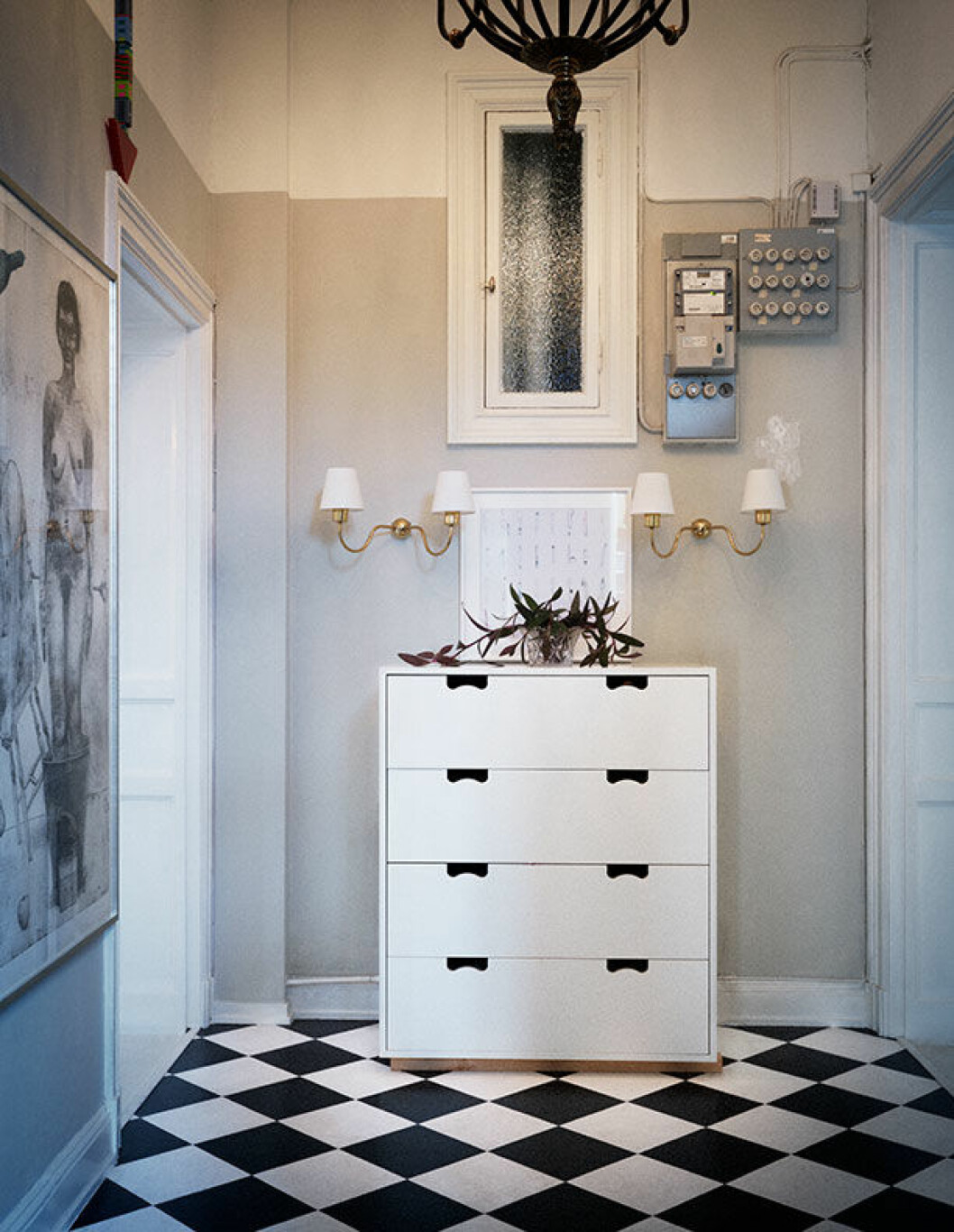 Byrå Snö av Thomas Sandell och Jonas Bohlin. Lampetterna, Josef Frank. Det schackrutiga golvet har hon målat själv. Stilleben på byrån: kristallskål från mormor som brukade servera jordgubbar i den. Teckning bakom skålen, Pennor, av sonen Samuel Ramnek Petri. hemma hos cilla ramnek hall
