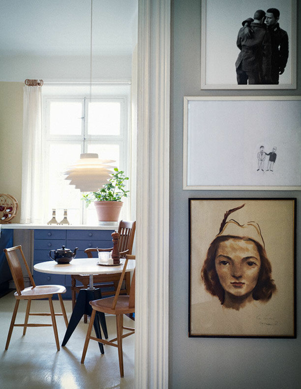 Konstverken uppifrån och ner: Fotografi, del i serie med fyra, Vårsalongen, Samuel Ramnek Petri. Blyertsteckning, Willy Ramnek Petri. Akvarellen föreställer Cillas mor som ung, av Lotte Laserstein. I köket: Taklampa, från Gamla lampor, stolar, antika. hemma hos cilla ramnek kok
