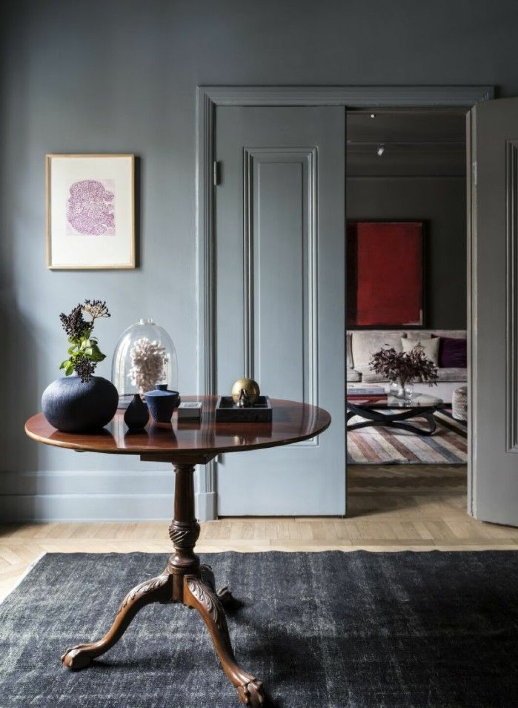 Vy från hall till vardagsrummet. Konst av Tony Cragg, målning i vardagsrummet av Jens Salander. Matta från Knut mattor. Estelle Home Yogayama Residence oktober 2015