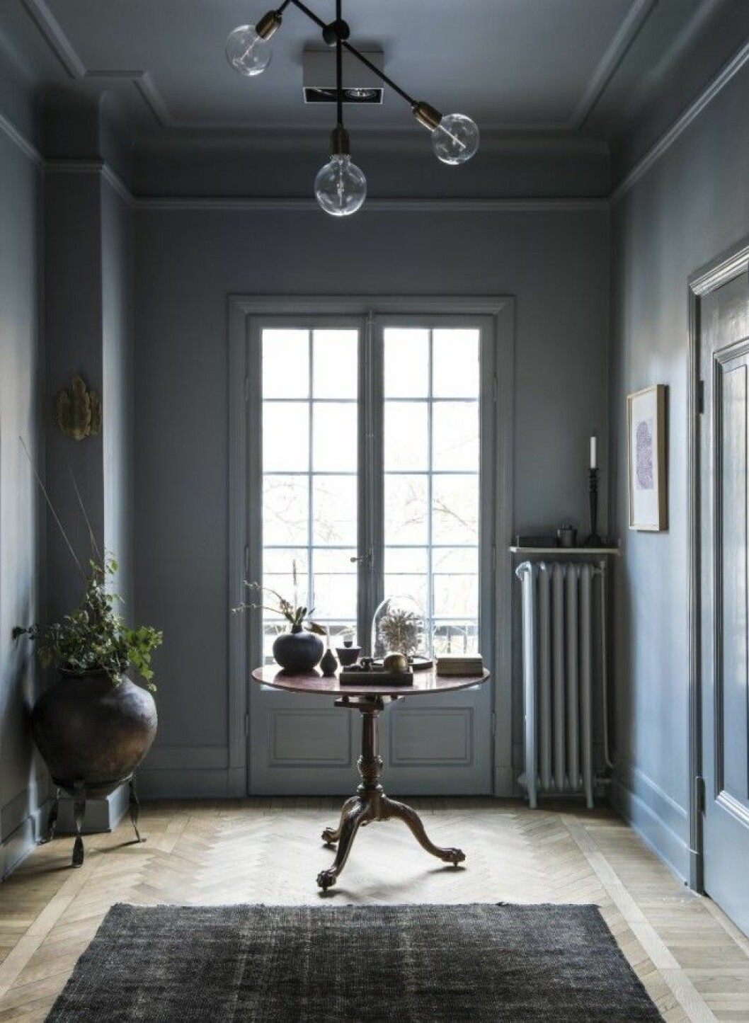 Lampa av Lindsey Adelman, färg Farrow & Ball, bordet är ett vindsfynd från Nordenfalks gård utanför Västervik. Estelle Home Yogayama Residence oktober 2015