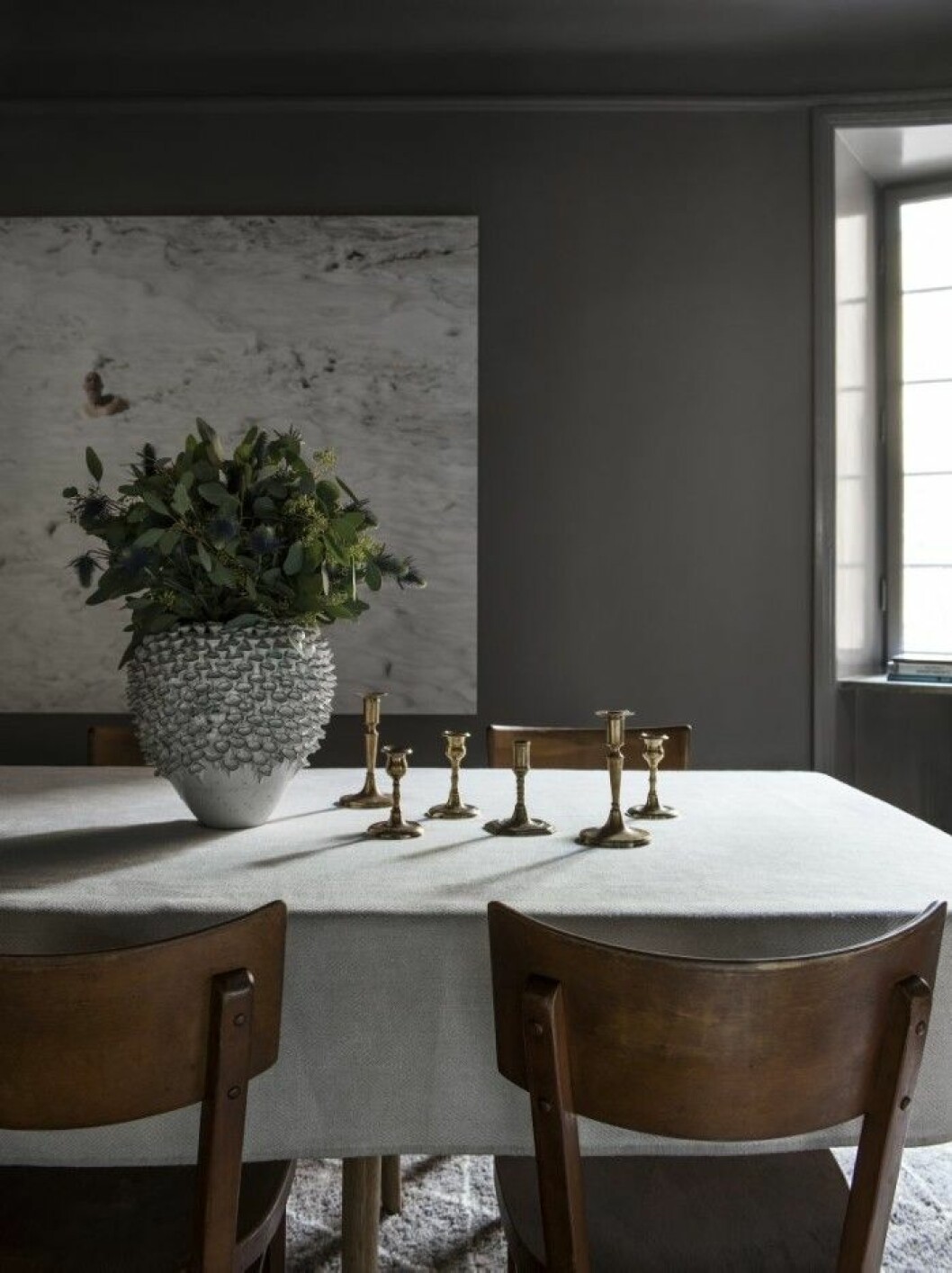 Matsalen domineras av en stor tavla av Maria Friberg. Den mesta konsten i hemmet har inhandlats via Galleri Charlotte Lund som drivs av Estelles syster. Stolar och ljusstakar från Garbo. Vas, Fogelmarck. Estelle Home Yogayama Residence oktober 2015