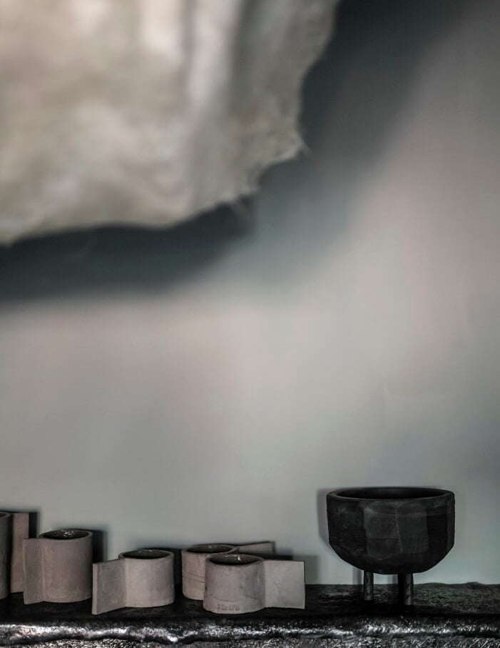 Liv, molnlampa i köket av Lucas Morten. Muggar i betong av Frédérick Gautier för Serax. Fuga, skål i svart ek av ryskfödda Yana Osmanova, från Studio pompone i Varberg. Hemma hos formgivaren Lucas Morten