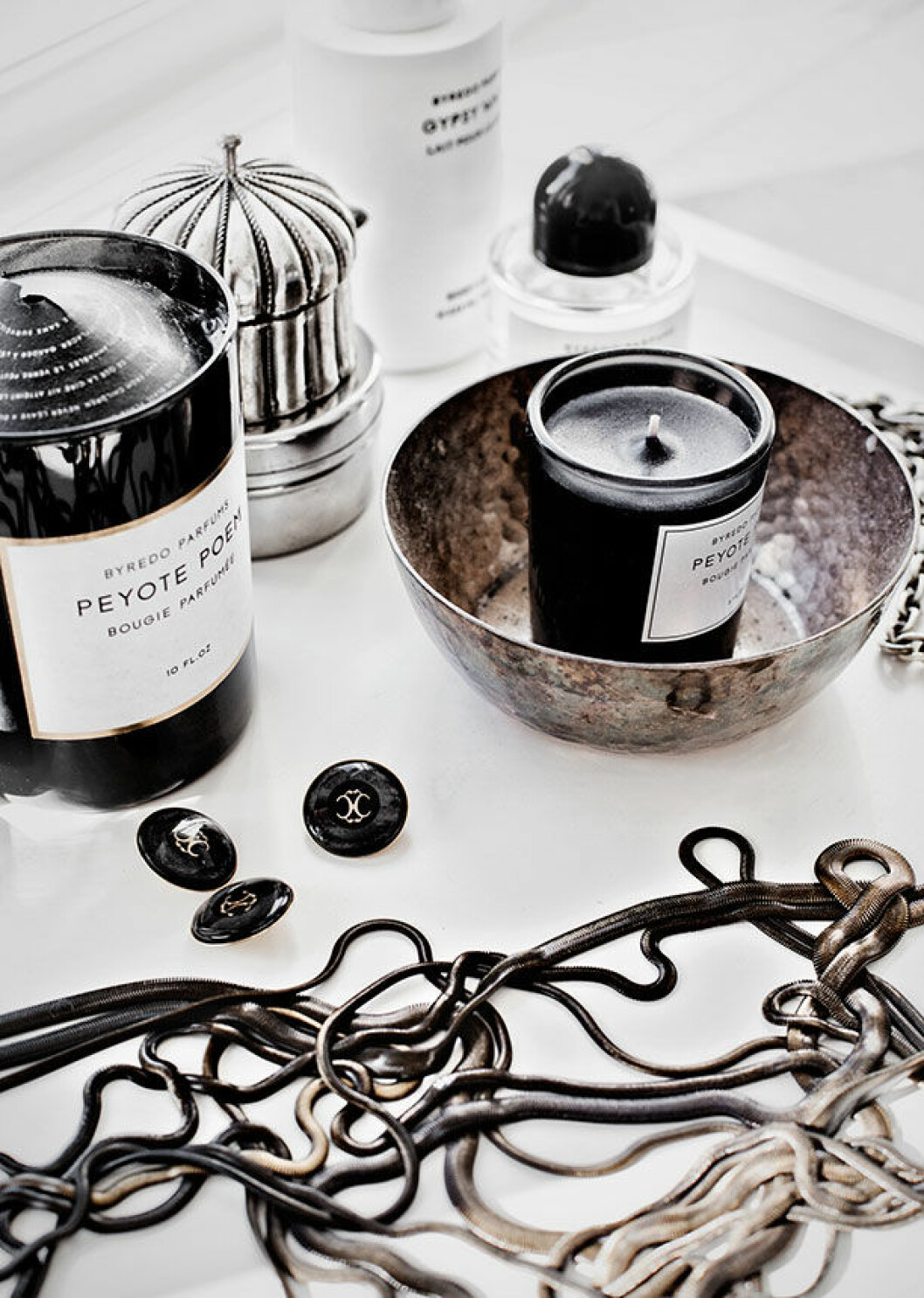 Vid sidan om doftljusen från Byredo ligger Jennys egna smycken och ett antal originalknappar från Coco Chanel. hemma hos fru stilista 2