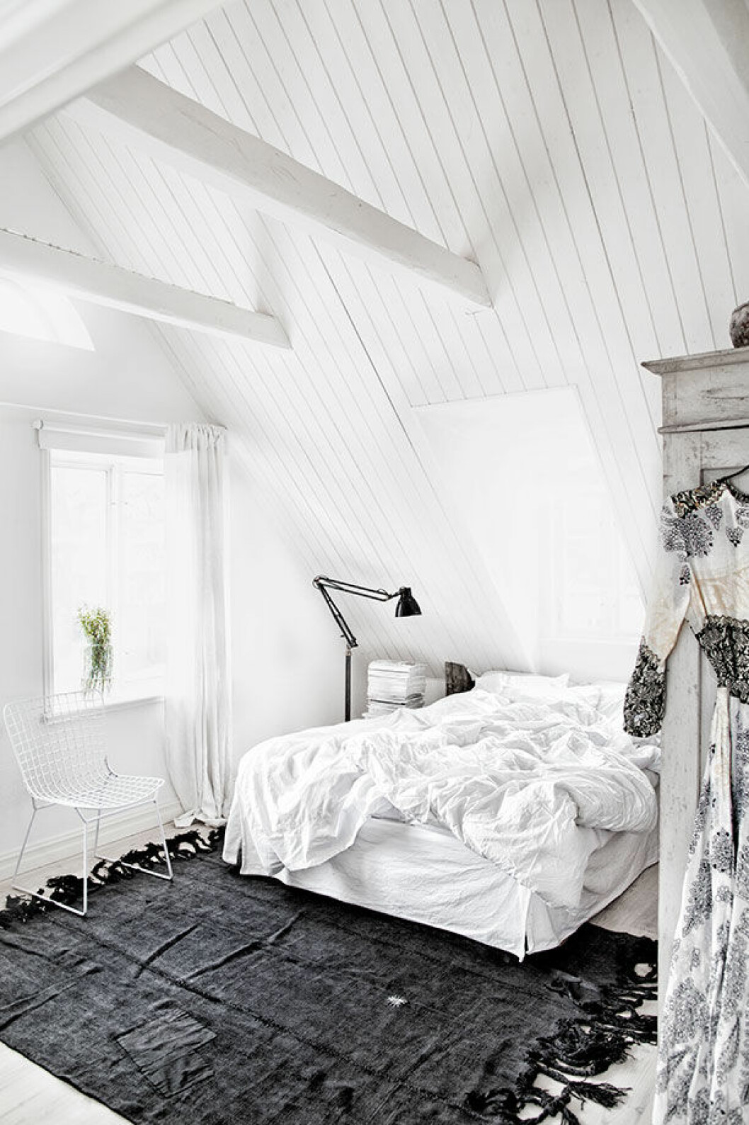Den svarta mattan från Private 0204 skapar kontrast i det annars så ljusa sovrummet. Sänglampan är ett vintagefynd och stolen kommer från Olsson & Jensen. hemma hos fru stilista sovrum