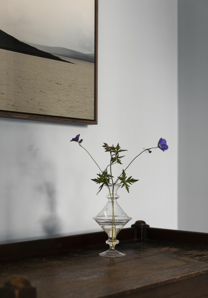På en gammal serveringsvagn står en vas med ängsblommor. Foto Helene Schmitz, The Reservoir, 2017. Hemma hos galleristen Ellen-K Willas