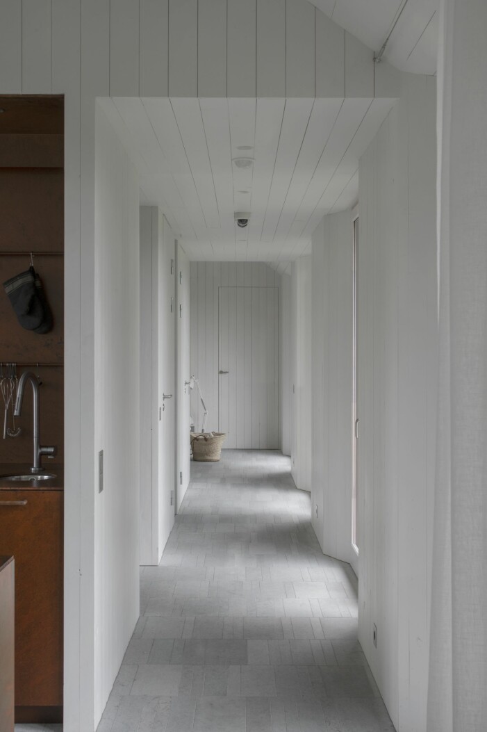 Korridoren leder till sovrummet i ladan. Hemma hos Gert Wingårdh på Äggdal
