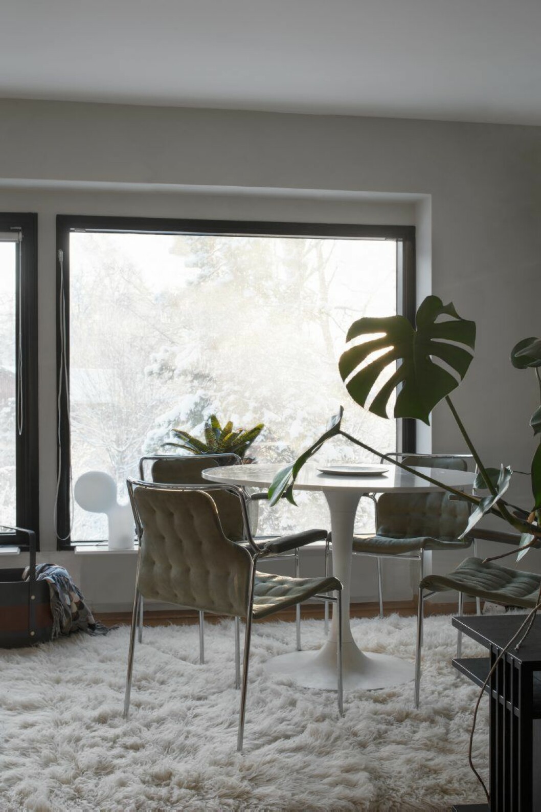 Stolar Dux, matbord vintage, och matta från Layered, vedkorg från Eldvarm, lampa Double bubble av Eero Arnio.