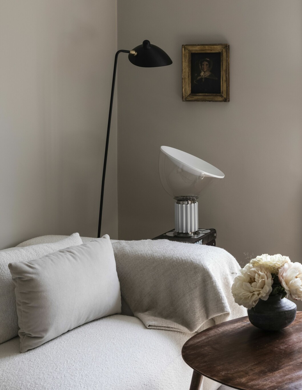 Golvlampa av Serge Mouille och bordslampan Taccia av Achille Castiglioni. Vasen på bordet köptes i blomsterkiosken Petit marché och konstverket på väggen på Ebay. Det har flyttat med från tidigare boenden och när det kom upp kändes det genast som hemma. Kika in hemma hos Layereds grundare – stilren funkislägenhet