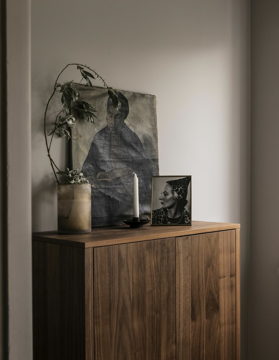 Väggarna i sovrummet är målade med Jotun Sheer grey. På teakskåpet från Ikea står ett fotografi på Malins mormor och ett konstverk av en okänd konstnär. Vasen hittades i en butik i Västermalmsgallerian. Kika in hemma hos Layereds grundare – stilren funkislägenhet
