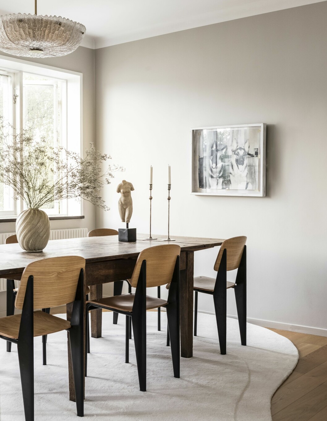 Under matsalsbordet ligger Layereds matta Residue. Lampa av Carl Fagerlund för Orrefors och stolarna Standard SP av Jean Prouvé. Vasen och skulpturen har Malin fått av sin mamma. Hemma hos Layerds grundare Malin Glemme