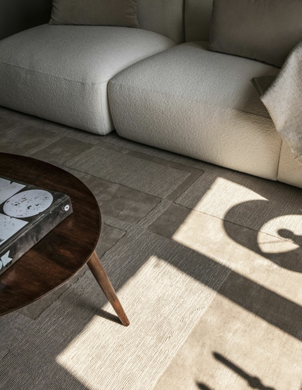 Ingen av Malins soffor gick att få in i lägenheten så hon designade en ny modulsoffa för Layered, denna är i bouclé. Mattan Swedish grace kommer även den från Layered, liksom sammetskuddarna. Bord från Zara Home. Kika in hemma hos Layereds grundare – stilren funkislägenhet