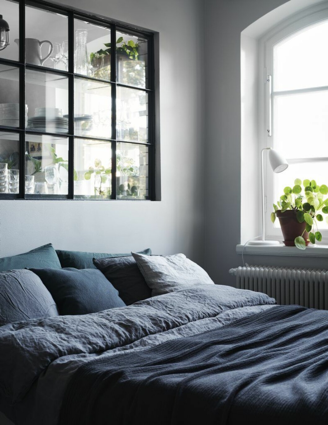 Det är inte bara telefonerna som behöver ladda under natten. Louises och Filips utgångspunkt när de letade nytt var att skapa ett harmoniskt hem där de kan samla krafterna. Lakan från H&M home. Hemma hos Louise Ljungberg
