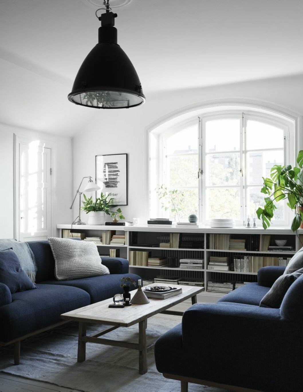 Hyllan framför fönstret designade Louise och Filip själva och byggde tillsammans med vännerna på snickarfirman Egnahus. Hemma hos Louise Ljungberg_4_2
