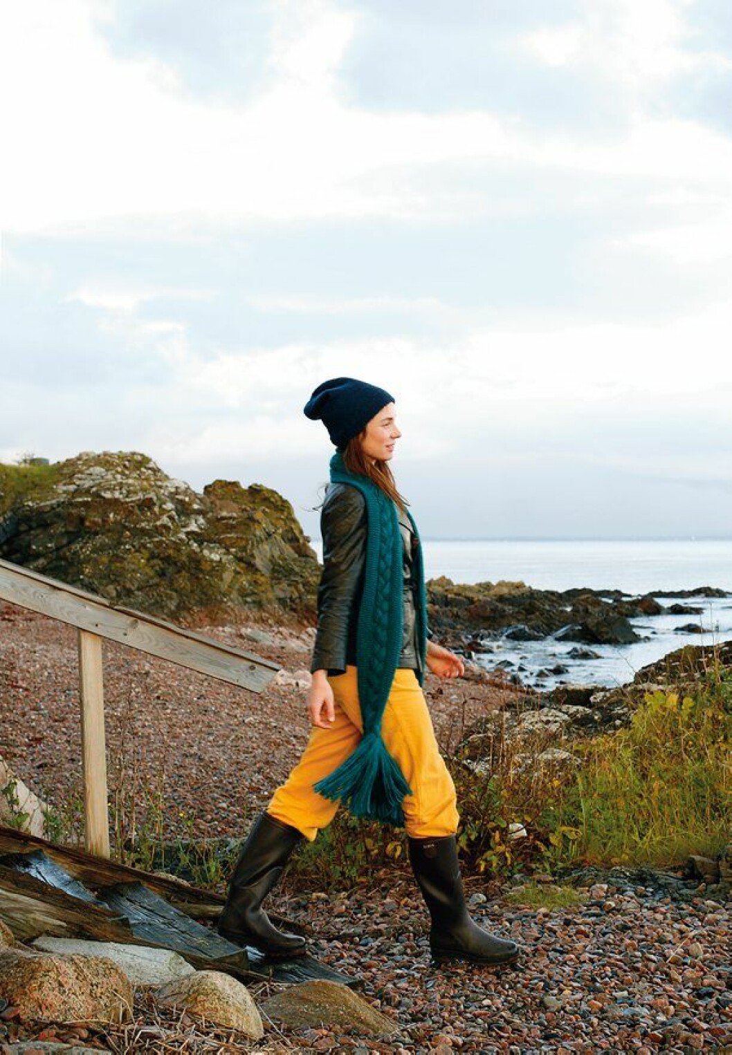 Marie på strövtåg längs kusten i Arild. Hennes och Bills hus ligger bara några hundra meter från vattnet. Hemma hos Marie Olsson Nylander Arild_2