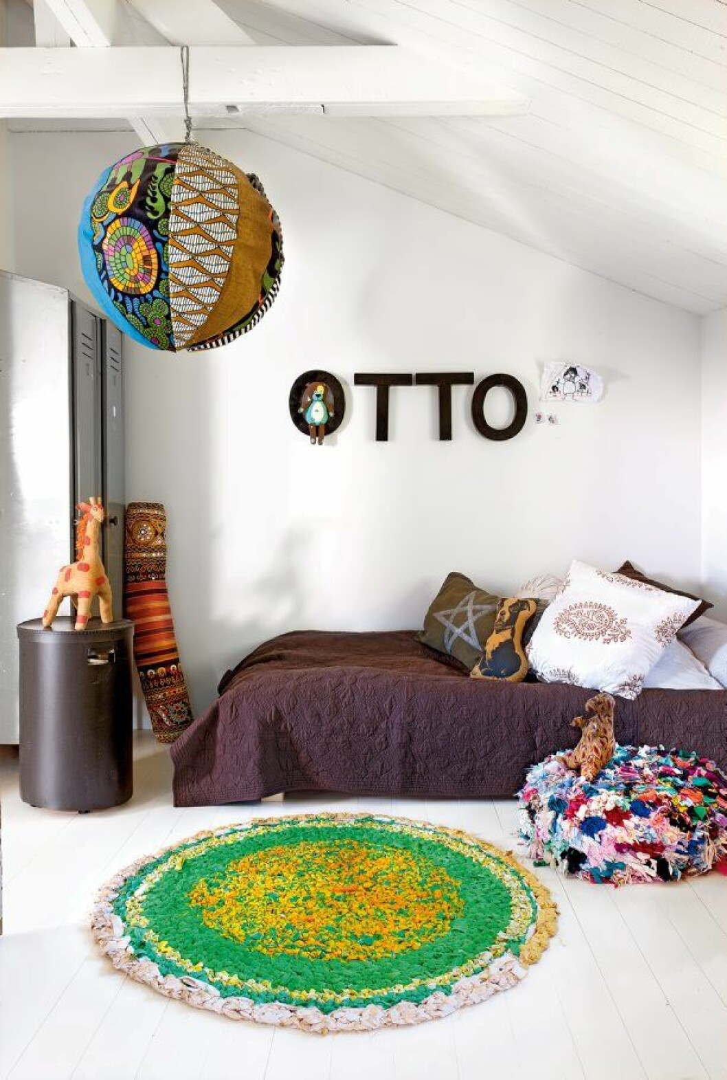 Lampan i Ottos rum har Marie knåpat ihop själv av Ikea-tygbitar och en rislampa. hemma hos marie olsson nylander arild_4_2