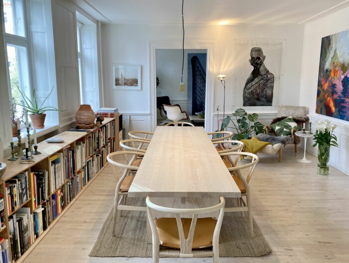 Matbordet är ritat av Gert och Karin Wingårdh. Hemma hos Mark Isitt i Köpenhamn