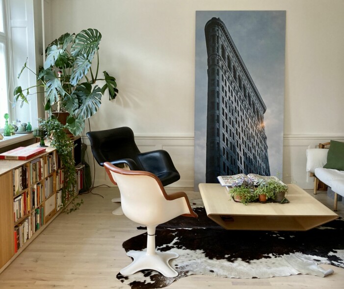 Yrjö Kukkapuros fåtöljer och soffa och dröm-soffbordet Brasilia av Claesson Koivisto Rune. Fotografiet av Flat Iron Building är av vännen Åke E:son Lindman. Hemma hos Mark Isitt i Köpenhamn