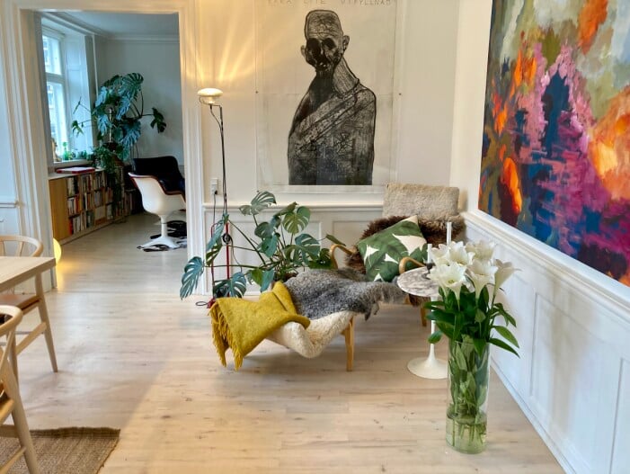 En svensk klassiker i form av en Bruno Mathsson i vardagsrummet samt tavlor av vännerna Jesper Waldersten (vänster) och Jan Rydén. Sideboard av Eero Saarinen. Hemma hos Mark Isitt i Köpenhamn