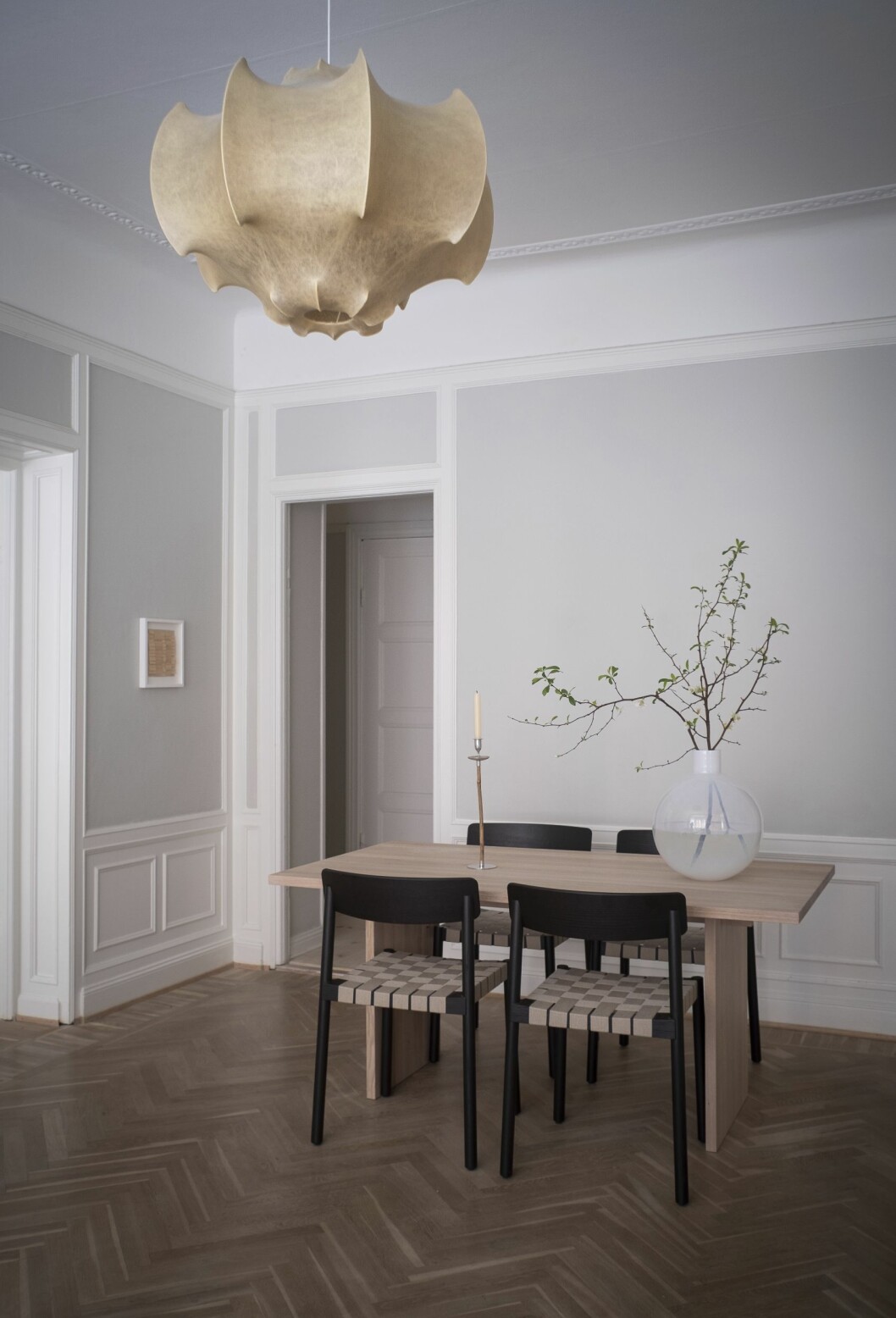 En vintageversion av Flos Viscontea-lampa ropades in på auktionssajten 1stDibs. Stolar Betty från &Tradition. Matbordet är egentillverkat på ett snickeri. Vit Pallovas, Skruf.
