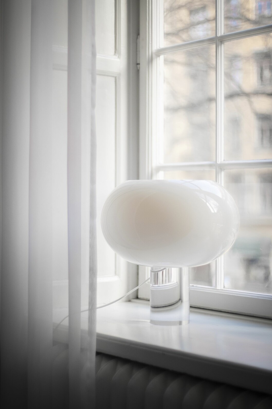 Lampan Buds 2 från Foscarini passar perfekt i det lugna sovrumsfönstret.