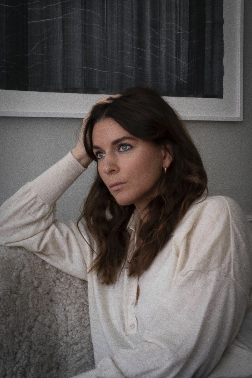 Mathilda Brusewitz trivs bäst i lugna miljöer där inredningen går ton i ton. Hon inreder hemma med toner av grått och beige, mycket textilier och massor av vaser med snittblommor.