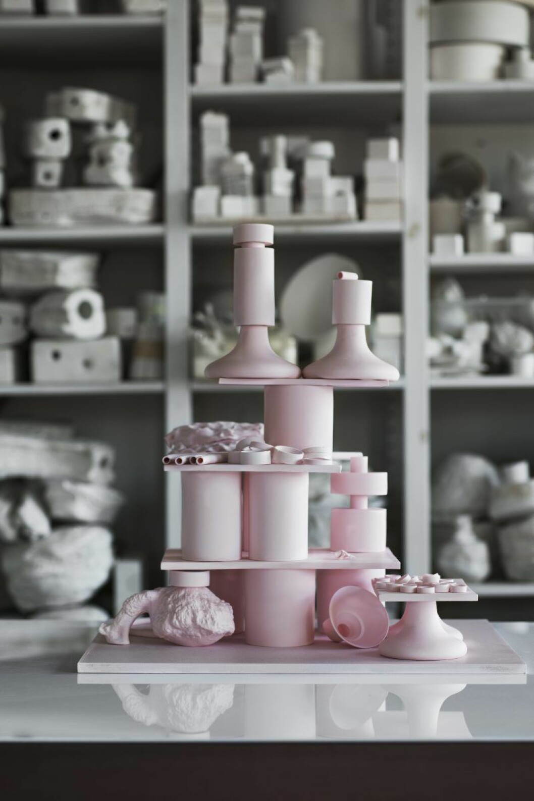 Rodnande mästerverk. Skulptur Pink platform i benporslin. Hemma hos Mia E Goransson_5