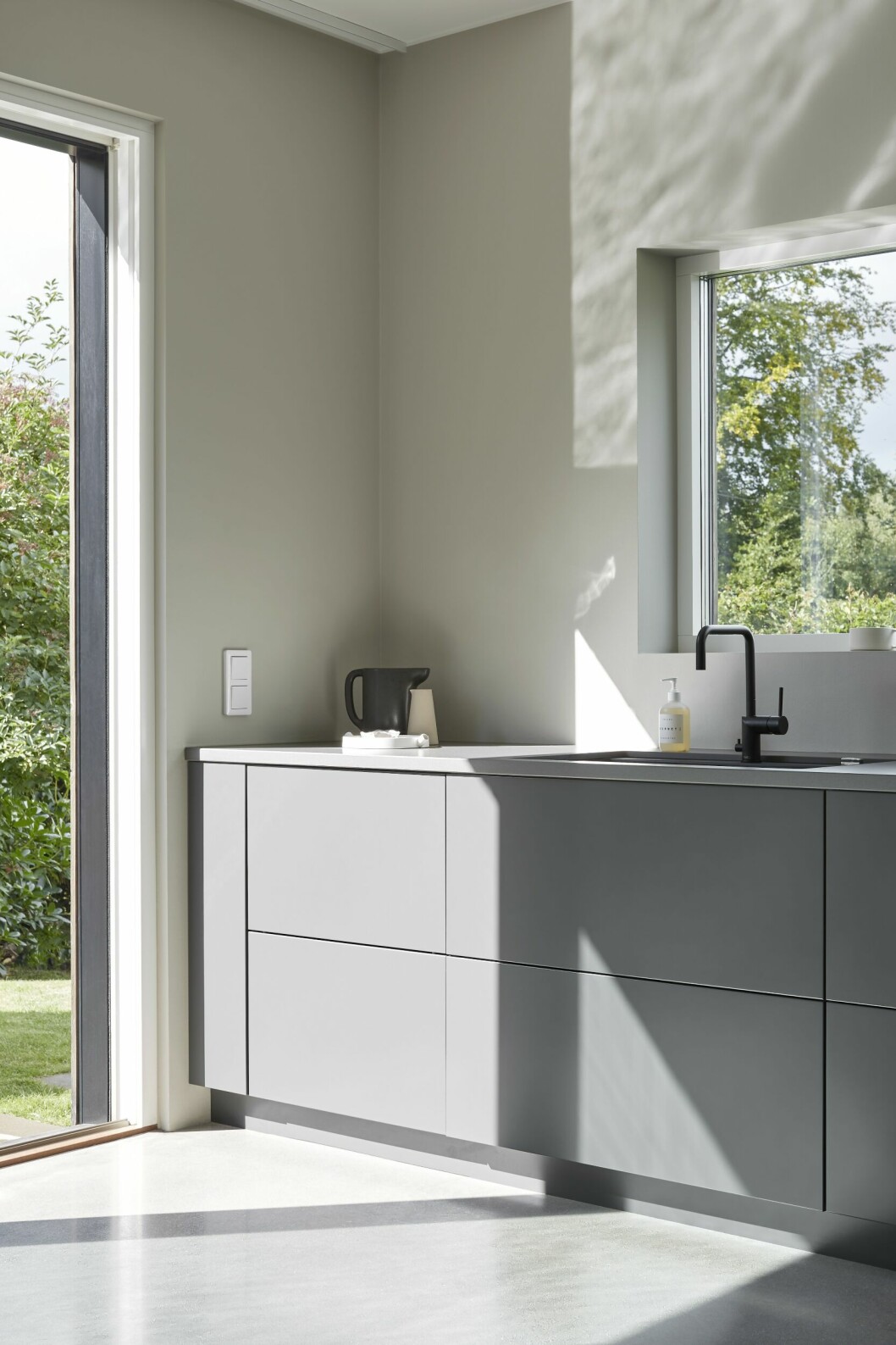 Köket har husets enda vy mot framsidan. Mathilda ville inte att det skulle kännas som ett traditionellt kök utan mer som en del av huset som helhet. Köksmöbeln är platsbyggd med infällda vitvaror. Hemma hos MK Design Studios grundare kök