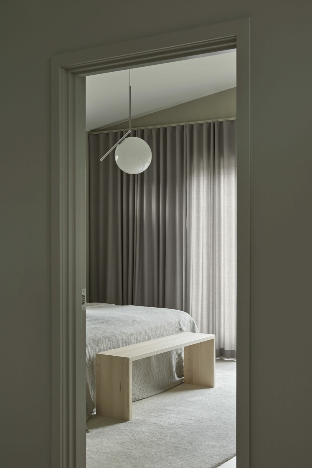 På övervåningen släpper takfönster in dagsljus. Bänk, MK Design Studio. Gardiner, Mark Alexander. Lampa IC S2, design Michael Anastassiades för Flos. Överkast, Hay. Hemma hos MK Design Studios grundare sovrum