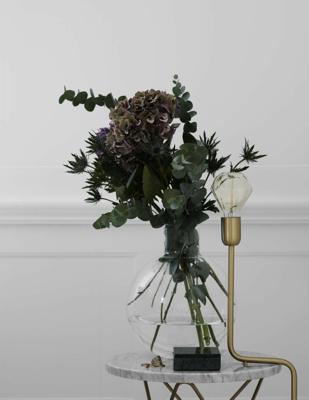 Carina Seth Anderssons vas Pallo, lampan Kavalier och Nadjas föräldrars vigselringar. Hemma hos Najda Mini_3