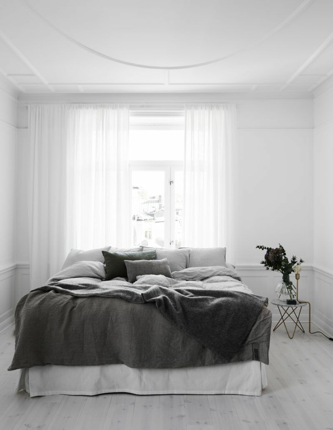 I den extra höga sängen från Dux trivs hela familjen lata dagar. Sängkläder från Society och Dirty linen. Bord <em>O table</em> från Ox Denmarq och lampa Kavalier från Rubn. Hemma hos Najda Mini_4