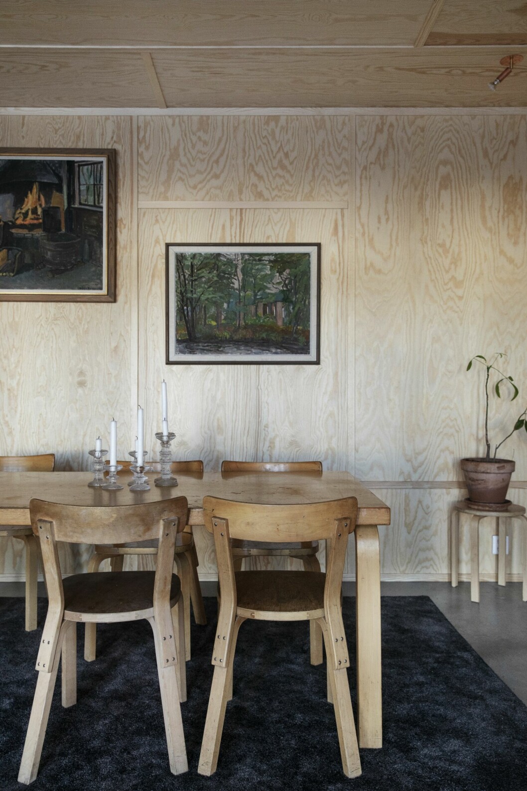 Obehandlad furuplywood klär väggarna. Matplatsens Aalto-möbler är tillverkade på Artek-fabriken som hade möbeltillverkning i Hedemora mellan 1946 och 1956. Hemma hos Pernilla och Gustaf Norén – egenritade trähuset utanför Borlänge