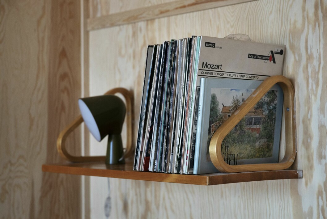 Vinylskivor på en hylla. Hemma hos Pernilla och Gustaf Norén – egenritade trähuset utanför Borlänge