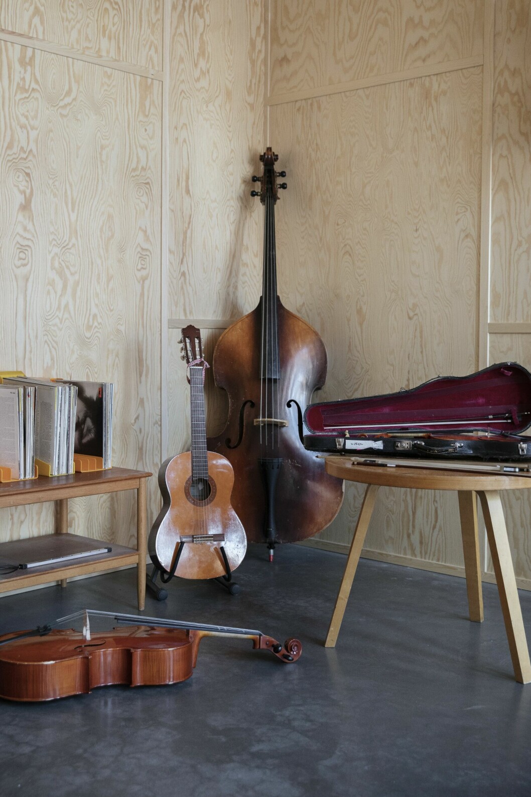 Musikrummet är fullt av vackra stråkinstrument. Hemma hos Pernilla och Gustaf Norén – egenritade trähuset utanför Borlänge