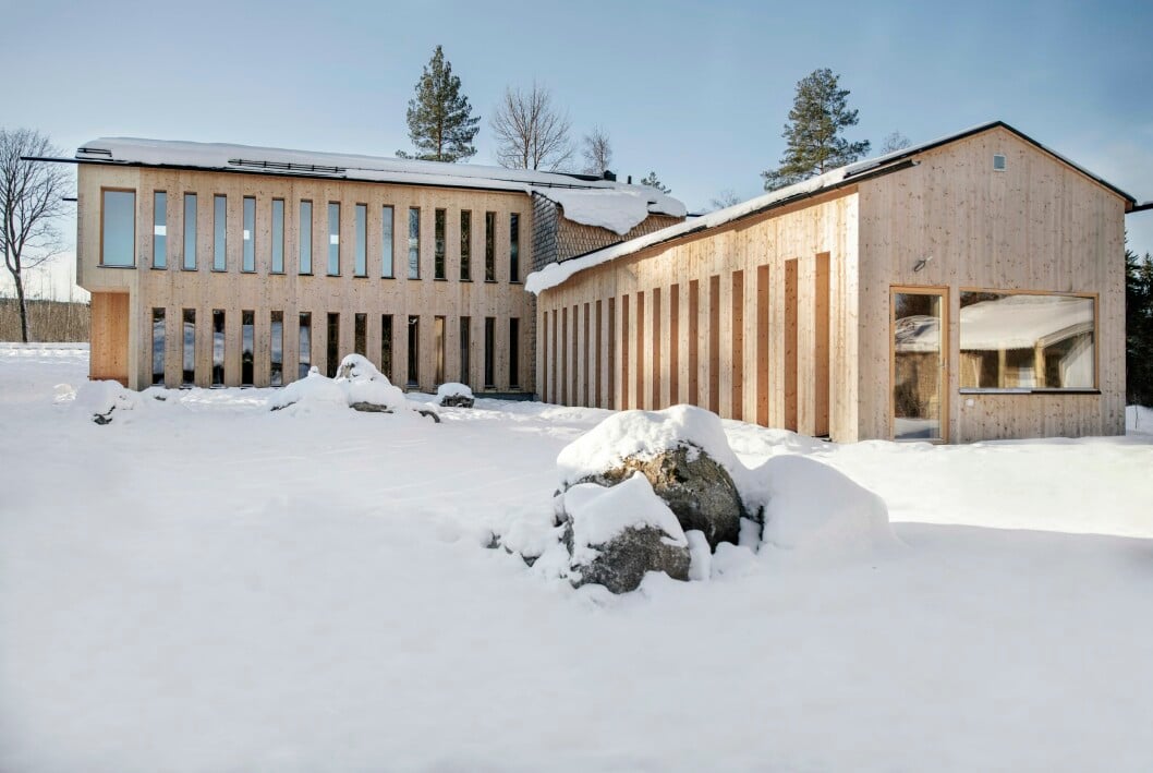 »Som en massa att skära i«, är tanken bakom fasaden. En bit är utskuren för entrén på ena kortsidan, gavlarna är raka utan takutskjut och fönstren lätt indragna med minimala foder. Hemma hos Pernilla och Gustaf Norén – egenritade trähuset utanför Borlänge