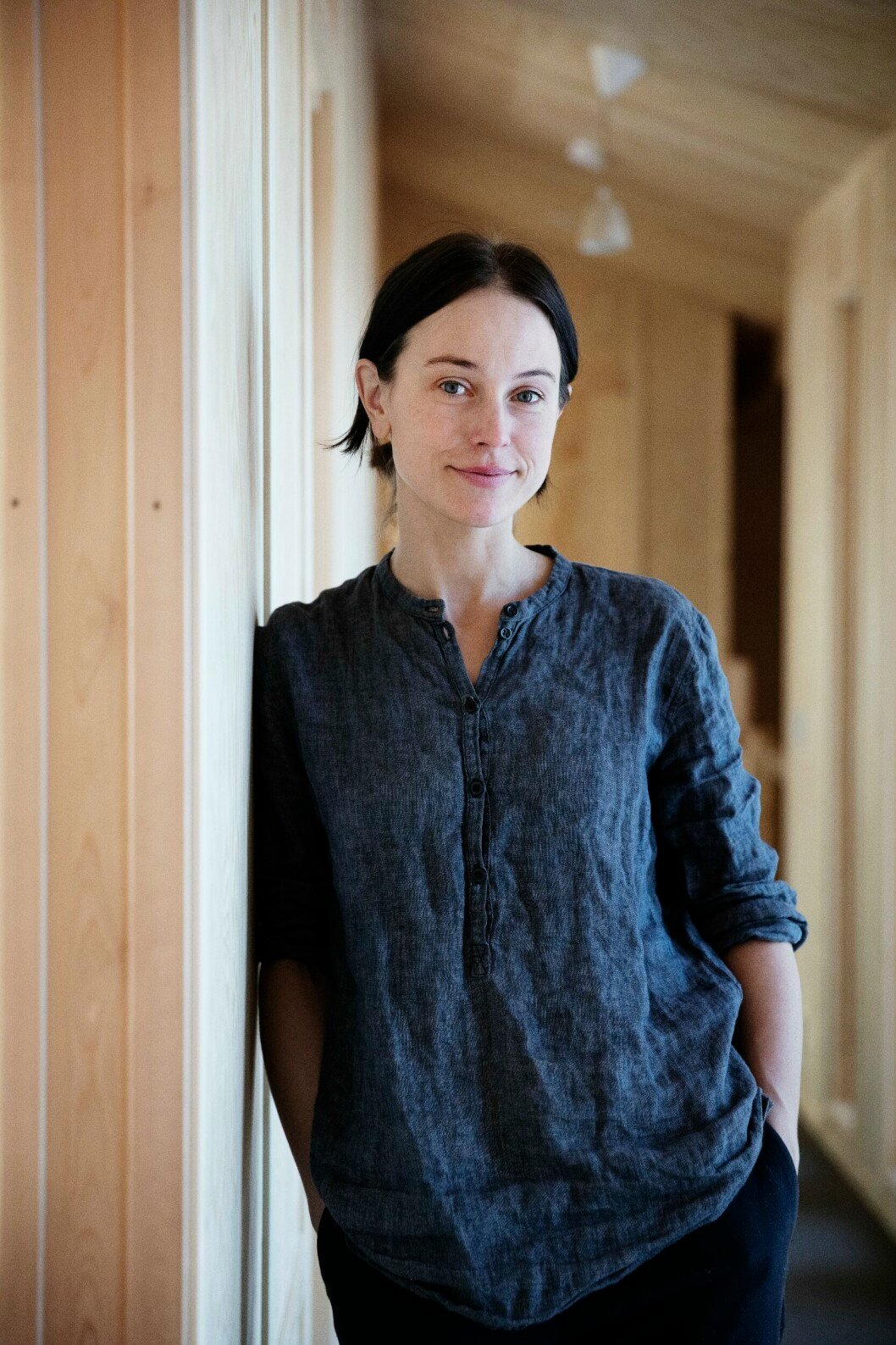 Pernilla Wåhlin Norén är stadsarkitekt i Borlänge. Hon är också känd ambassadör för hantverk och byggnadskultur i Dalarna med stark närvaro i såväl sociala medier som föreningsliv. Hemma hos Pernilla och Gustaf Norén – egenritade trähuset utanför Borlänge