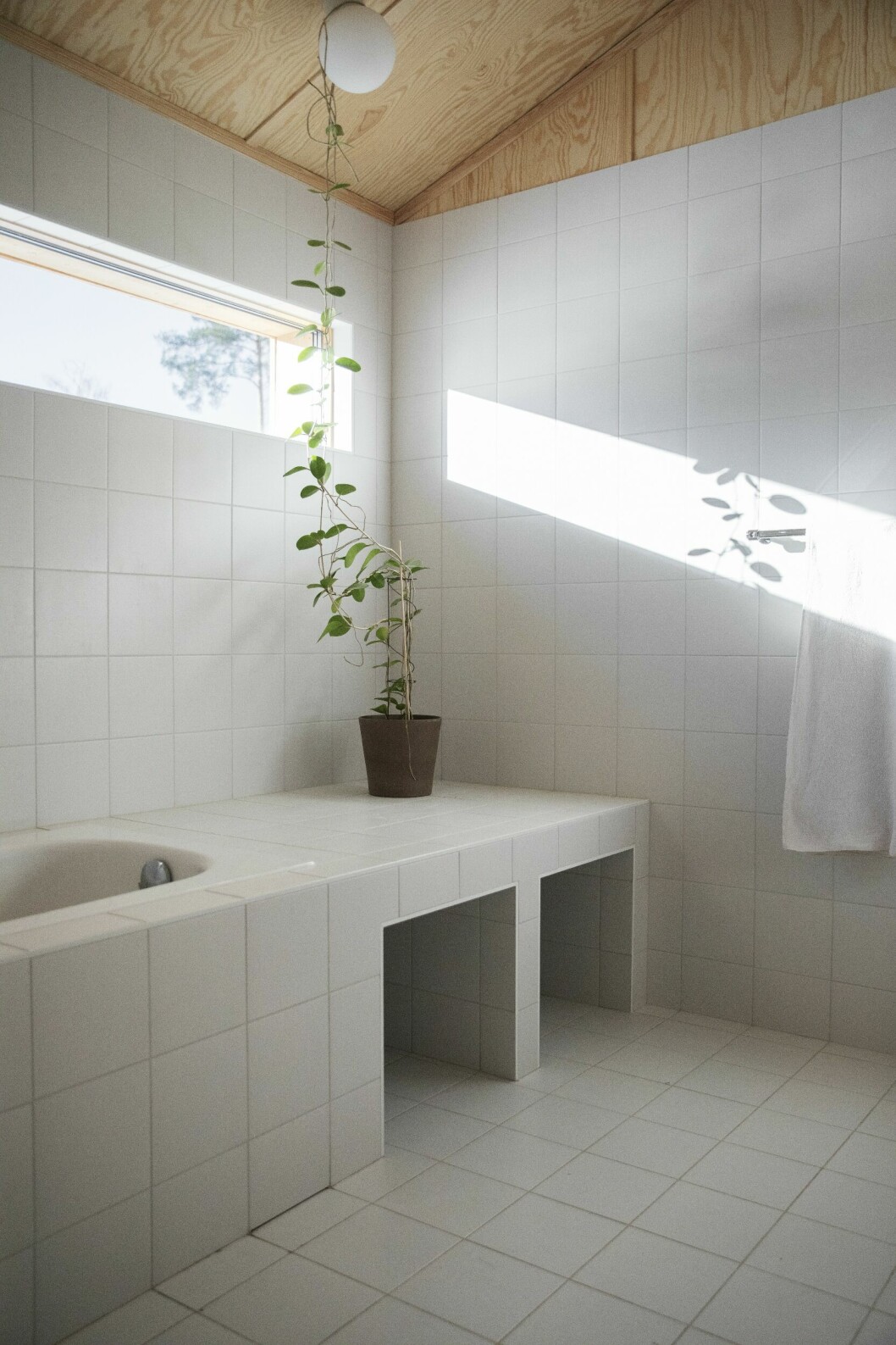 Badrum med inbyggt badkar och platsbyggd förvaring. Hemma hos Pernilla och Gustaf Norén – egenritade trähuset utanför Borlänge