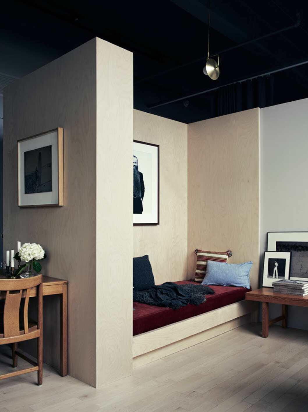 Sovalkov i oljad plywood, kuddar från Svensk slöjd, och Aiayu i Köpenhamn, fårskinn från Gotland. Svartvitt foto av Björn Terring som Pia delade kontor med när hon jobbade i Stockholm. Bild på bänken av Malick Sidibé, ett fynd Pia gjorde på Mali. Hemma-hos-Pia-Ulin-2