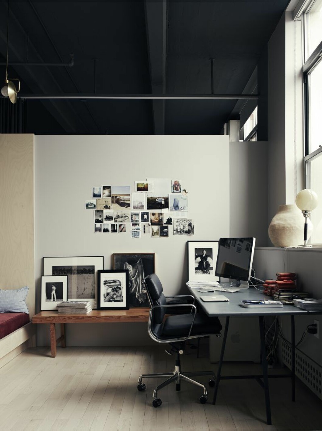 Arbetsrum, lampa från Workstead. Bänken från Pias hus på Gotland. Krukan har Pia gjort på Capellagården. Arbetsbänk från Ikea. Stol, Eames Chair, bilder Malick Sidibé och Martina Hoogland, ett konstverk av Clara Wiking. Hemma hos Pia Ulin Foto Pia Ulin