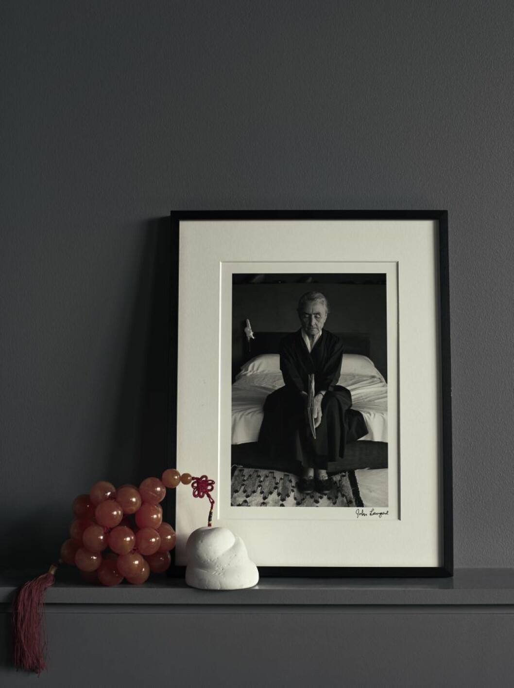 ”I 25 år har jag inspirerats av den amerikanska artisten Georgia O’Keeffe, både som kvinna och konstnär. Det var en speciell dag när jag hade tjänat ihop tillräckligt med pengar för att kunna köpa en äkta Loengard som fotograferade O’Keeffe i New Mexico.” Objektet i orange är inköpt i Tokyo, och den lilla vita keramiken är från Stina Lindholm i Slite, Gotland. Hemma hos Pia Ulin Foto Pia Ulin_5