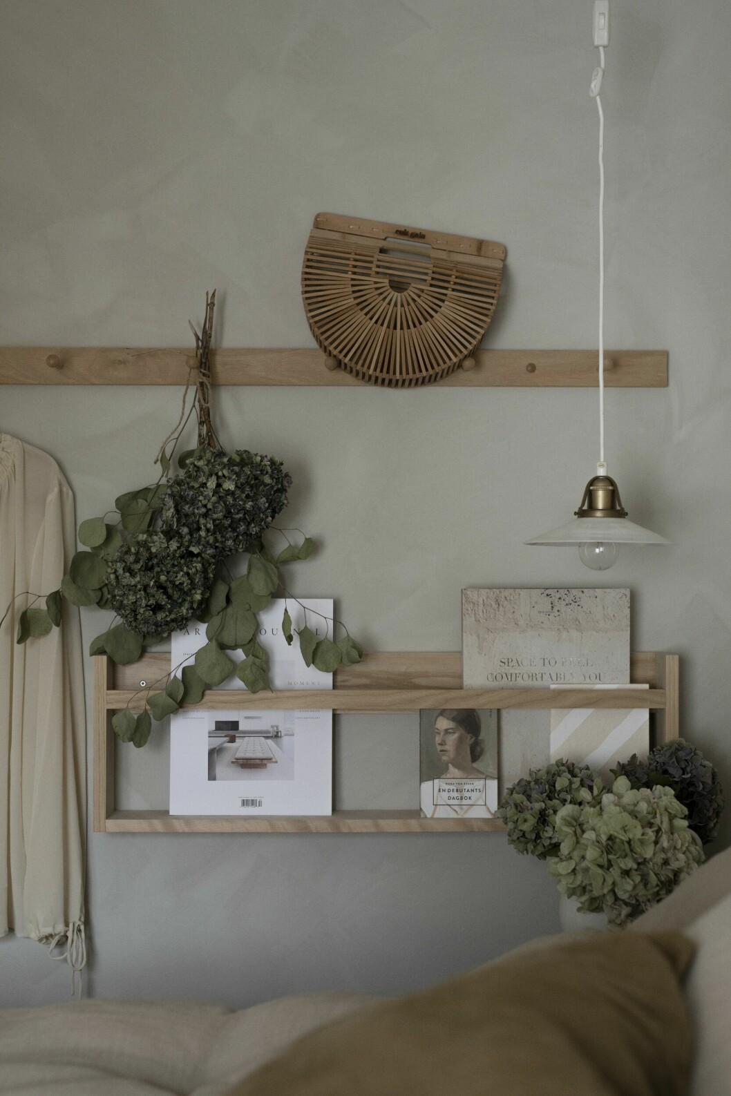 Shakerlist i ek, Artilleriet. Väska, Cult Gaia. Skomakarlampa, second hand. Sidenblus, By Malene Birger. Tidningshyllan har Mårten Bergstrand snickrat efter Carolines önskemål. Hemma hos stylisten Caroline Borg