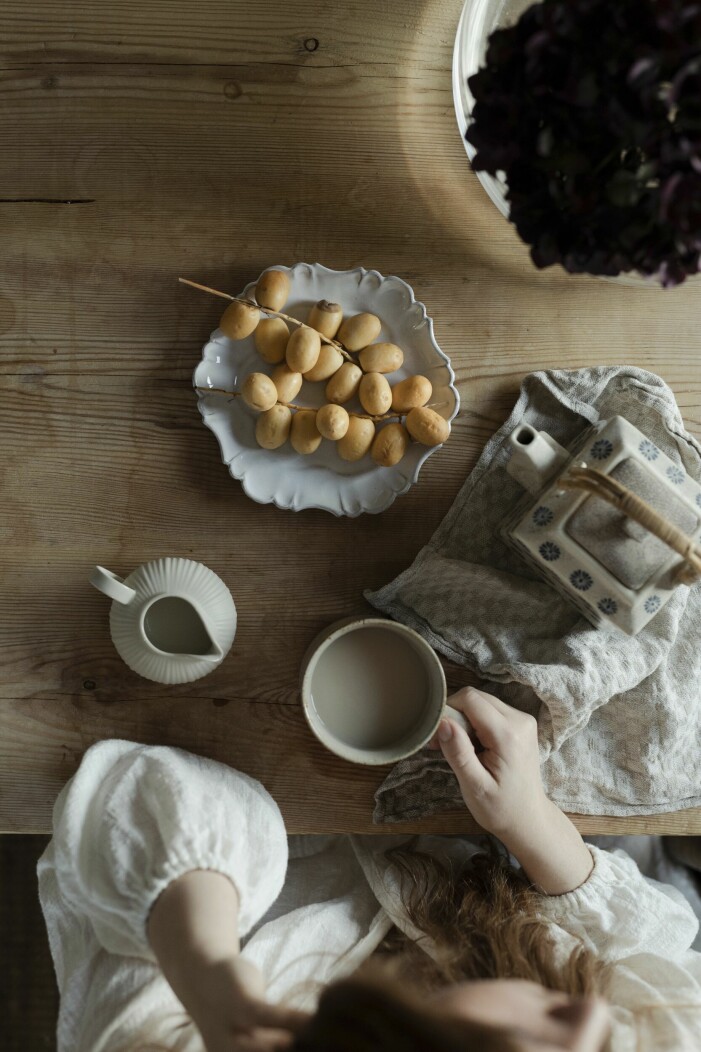 Fat, Astier de Villatte. Mjölkkanna, By on. Tekanna och linneservett köpta second hand. Hemma hos stylisten Caroline Borg