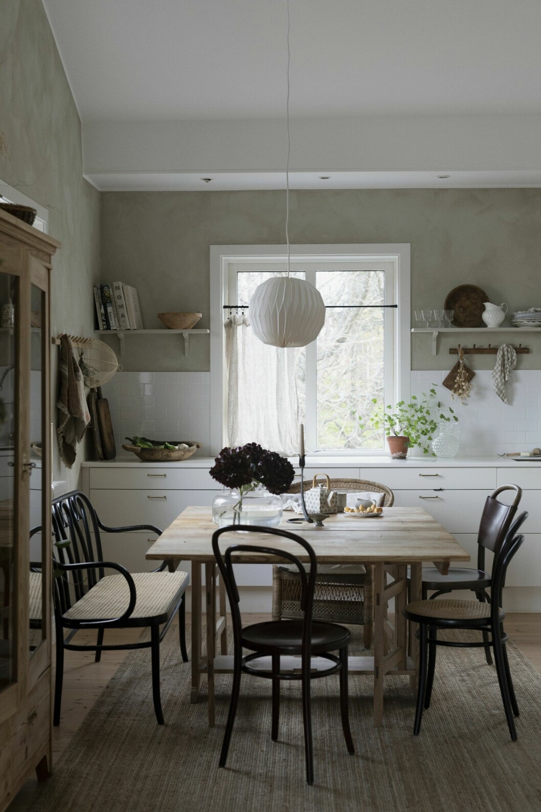 Jutematta Lohals, Ikea. Vas Urna, Marimekko. Smidessljusstaken, studentpresent från farmor och farfar. Köksgardin i linne, H&M Home. Hemma hos stylisten Caroline Borg