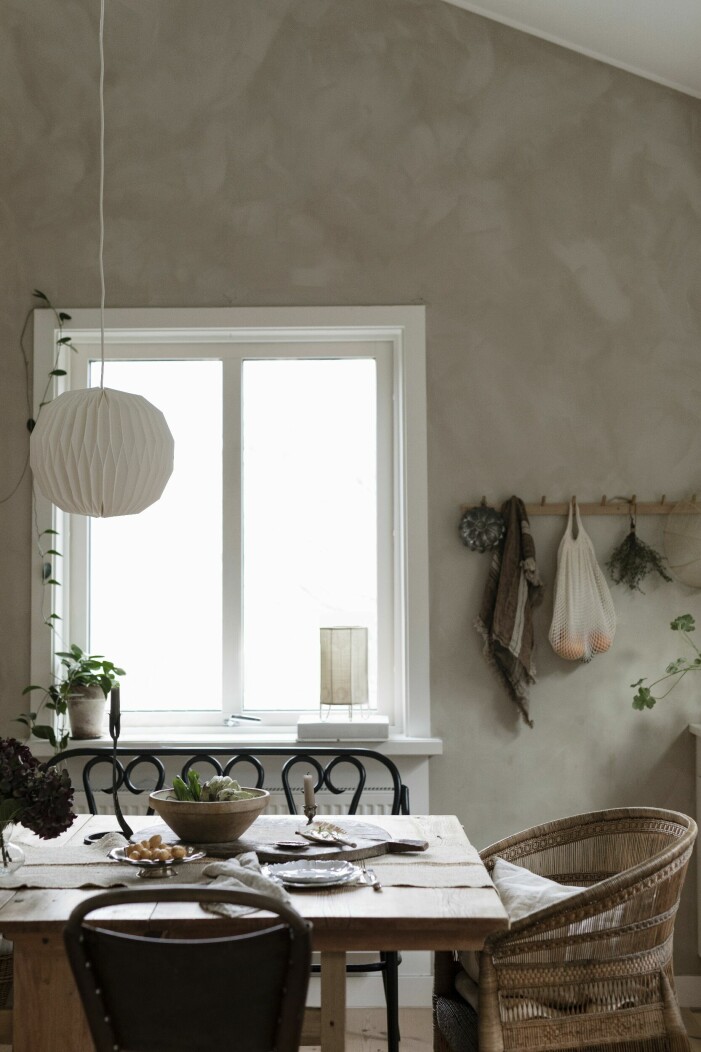 Klaffbordet, soffa i Thonet-stil och fåtöljen i Malawi-modell, köpta second hand. Stol Vilda av Jonas Bohlin. Lampa i papper, Clas Ohlson. Keramikskålen på bordet är köpt på en marknad i Italien. Knopplist i ek, Norrgavel. Kökshandduk, Libeco. Hemma hos stylisten Caroline Borg