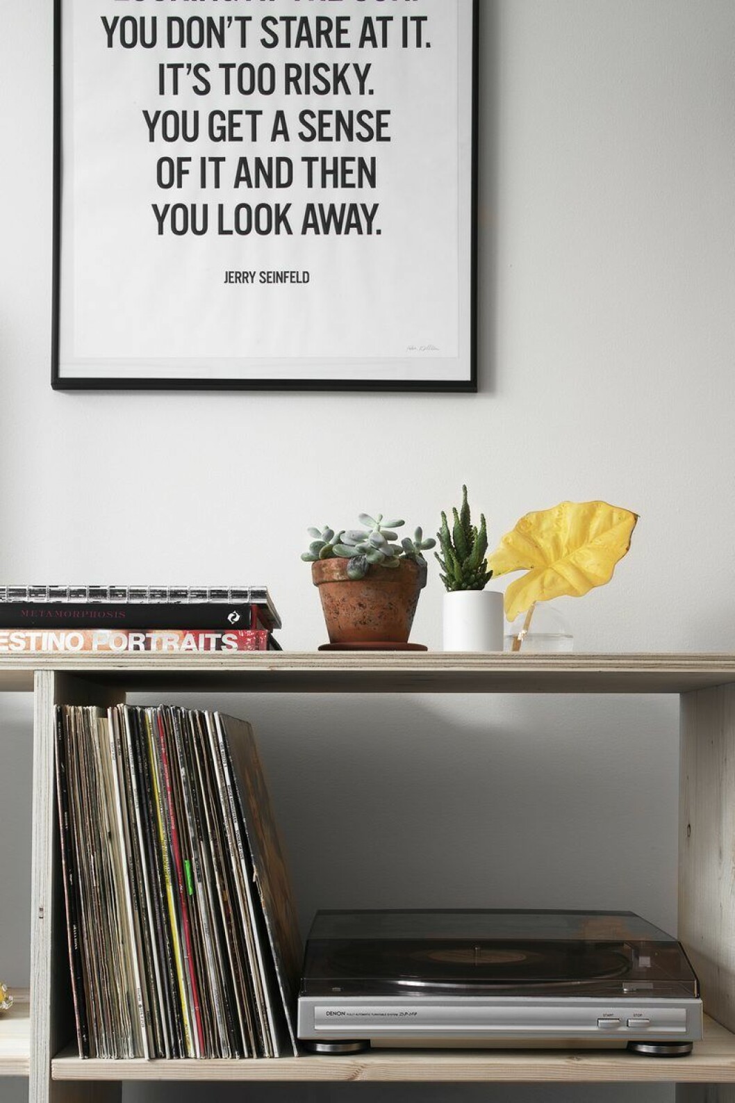 Sideboardet, med skivsamling och den flitigt använda vinylspelaren, är ett hemmabygge. hemma hos susanna wahlin detalj