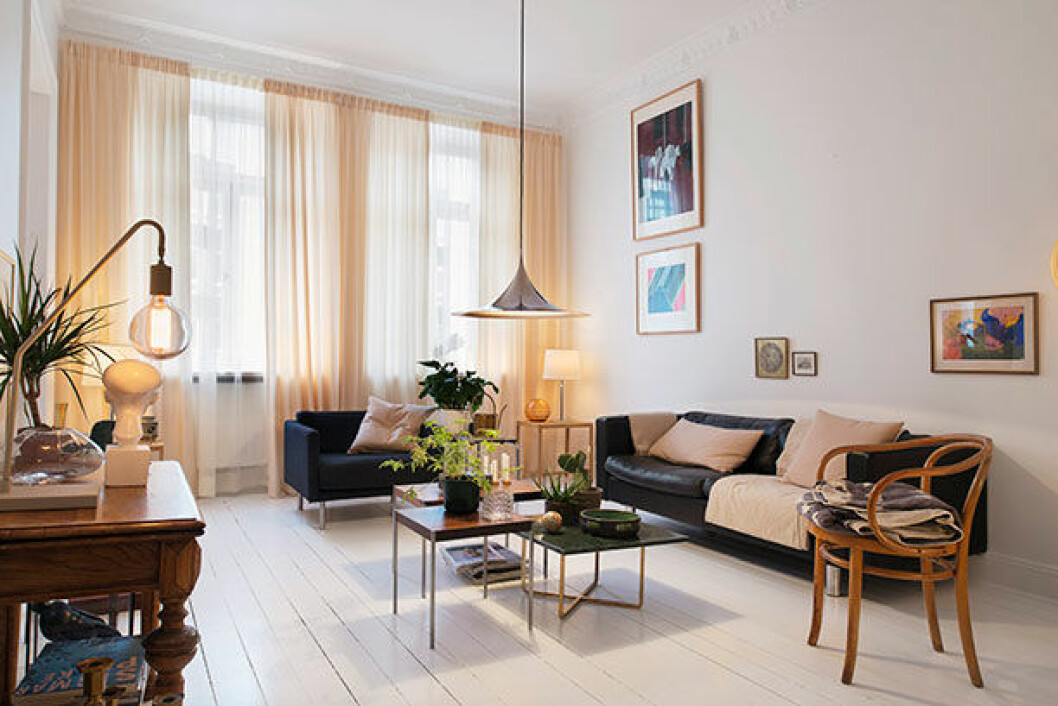Skinnsoffan är Mogens Hansens klassisker för Gösta Westerberg. Små soffbord med jakarandaskivor är antikfynd. Marmorbordet, Room. Skrivbordslampan kommer från Hemtex: »En ful lampa som blev snygg när jag sprayade den beige!« Thonetstolen är skruttig och underbar, tycker Thomas. 60-talspendel från Gubi. Hemma hos Thomas Lingsell 7