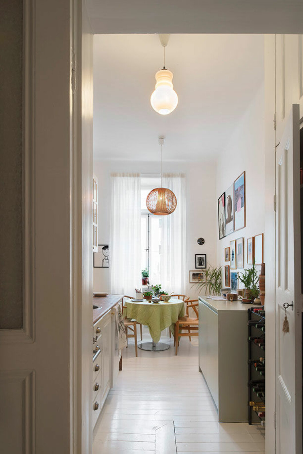 Skåpet till höger från Pickyliving, här göms kylskåp och frys. Resten av köket har originalskåp. Golvtiljorna målades vita. Lampan i taket från Habitat. Hemma hos Thomas Lingsell 9