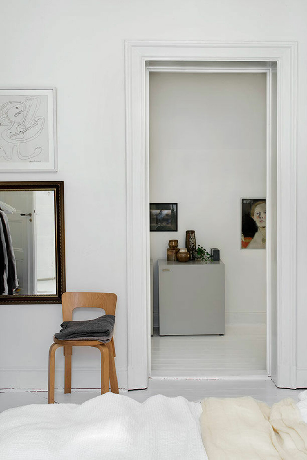 Teckning av Anders Liljedahl, stol Alvar Aalto. Affisch i hallen, Helene Schjerfbeck. Fotot i sovrummet är också en affisch. Hemma hos Thomas Lingsell 13