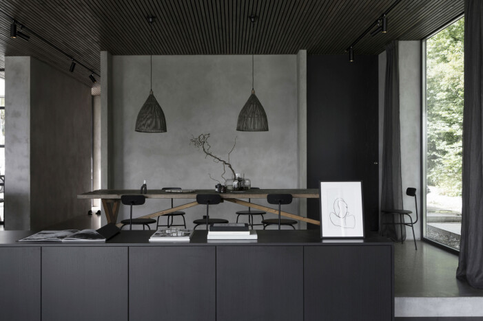 Köket ligger som ett växthus i ljusflödet med glas åt bägge håll. Pallar Tine K, olivträd i korg från Slettvoll. Köksdesign av Evalott Hjälmeby. Specialbyggda snickerier från Lidhultkök. Korgen är köpt i antikaffär Kök med pallar Tine K, olivträd i korg från Slettvoll. Köksdesign av Evalott Hjälmeby. Specialbyggda snickerier från Lidhultkök.